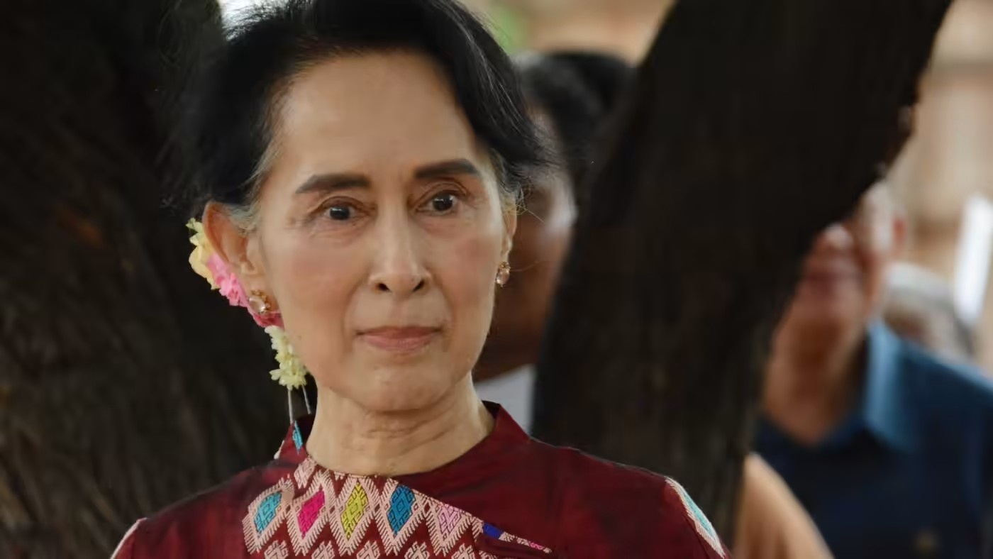 Ba Aung San Suu Kyi bat ngo bi chuyen den nha tu hinh anh