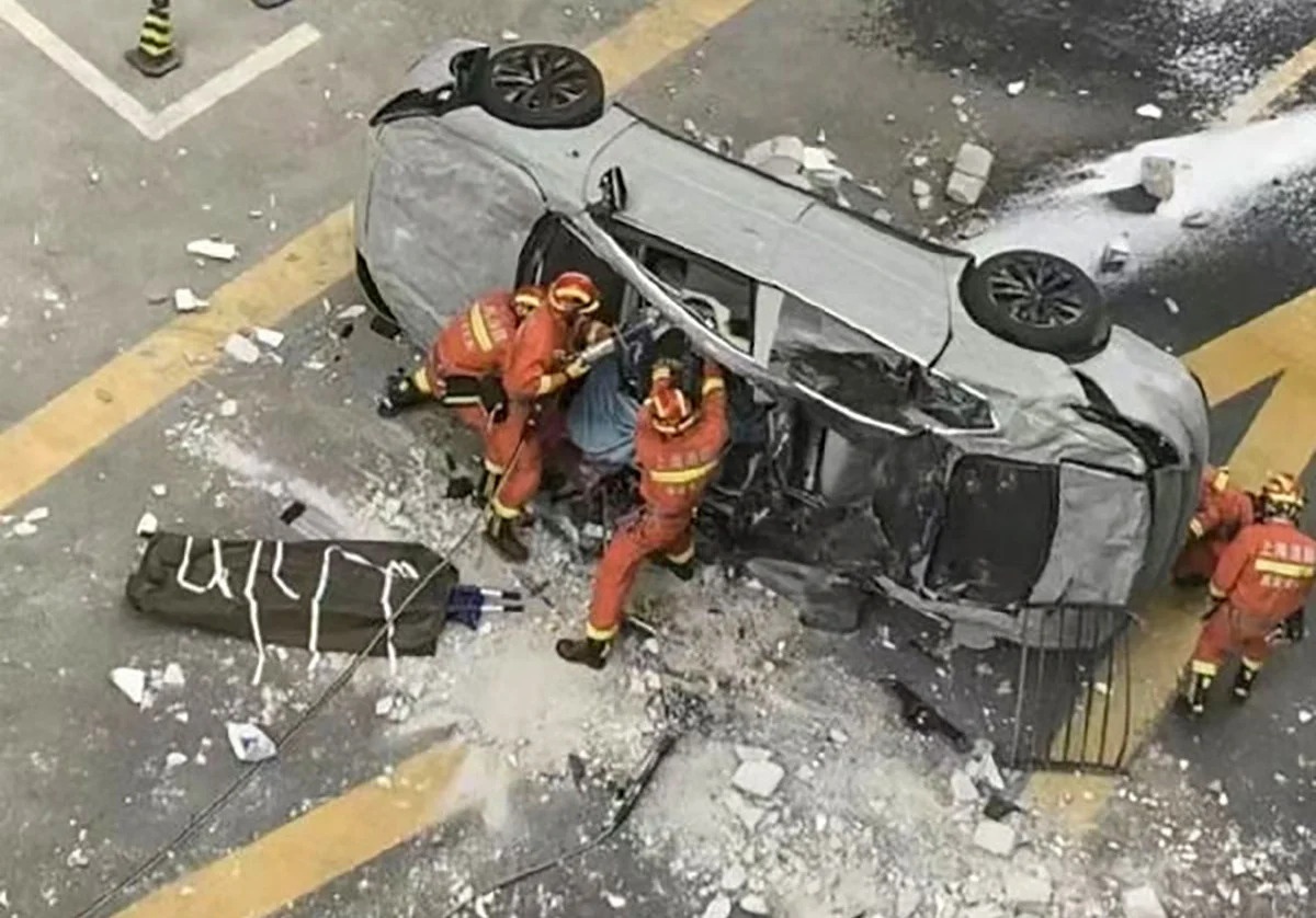 Oto roi tu tang ba xuong dat khien 2 nguoi chet o Thuong Hai hinh anh