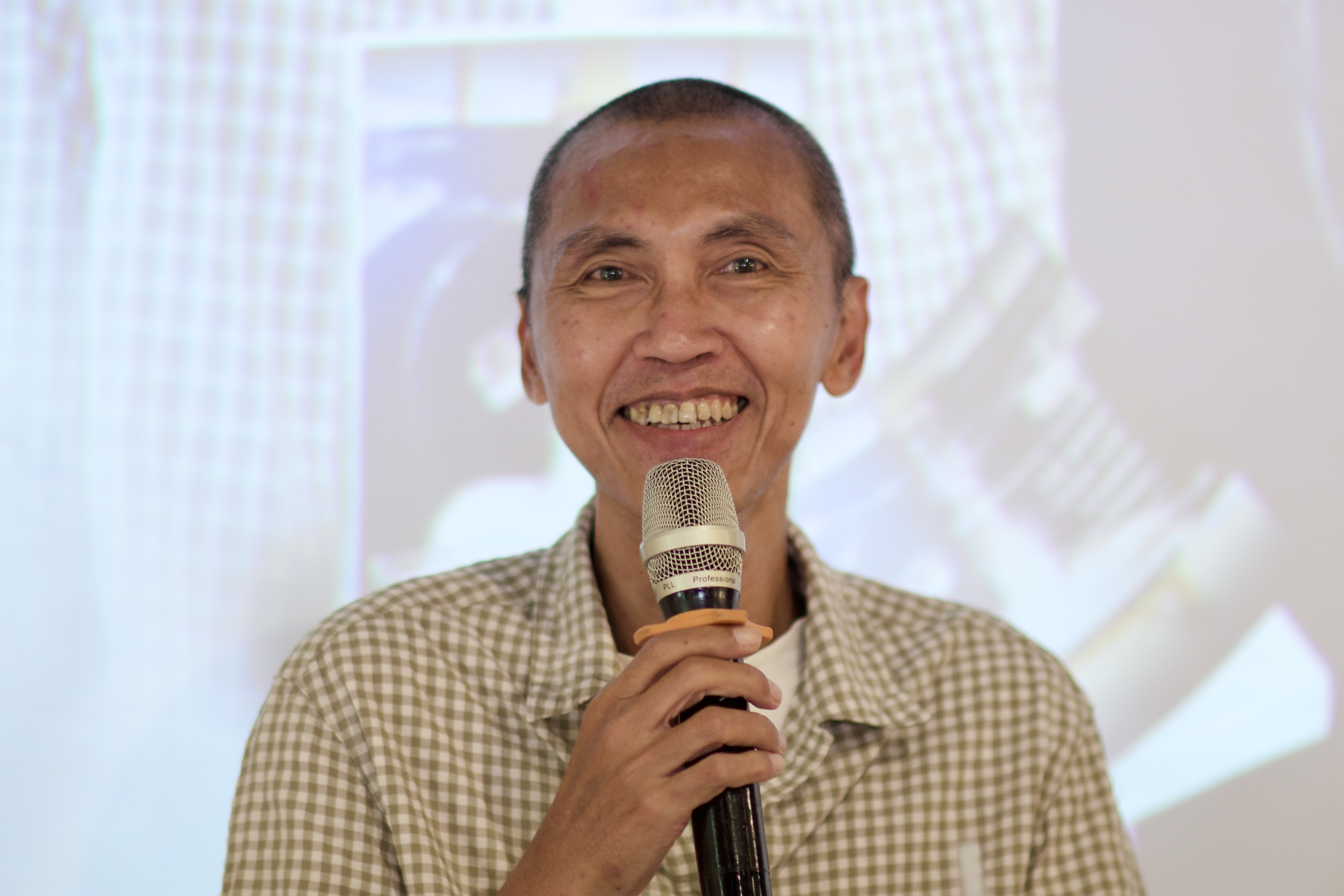 Nha van Nguyen Ngoc Thuan ke hanh trinh tro ve tu the gioi can tu hinh anh