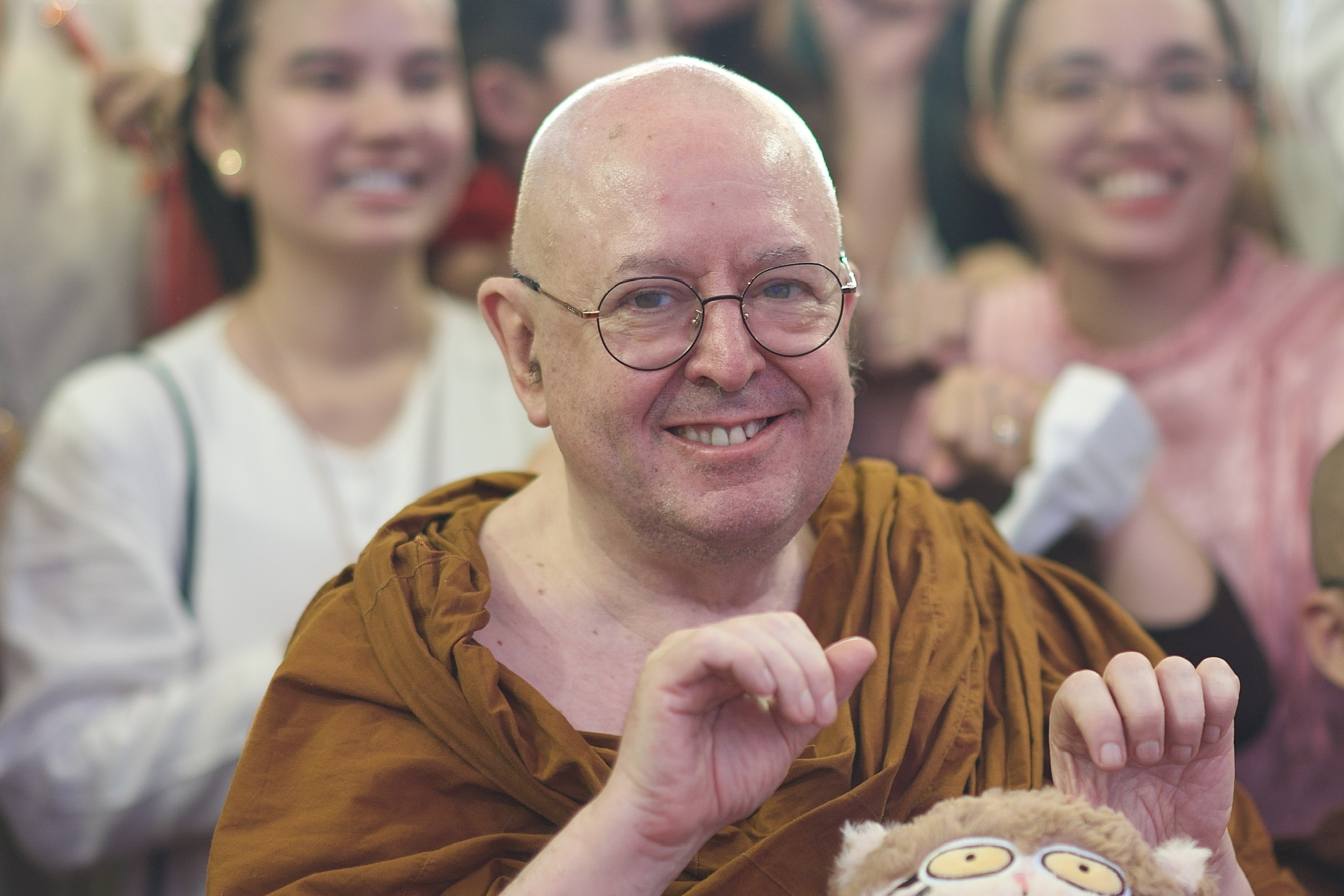 Thien su Ajahn Brahm benh nang, van bay hon 5.000 km gap doc gia Viet hinh anh