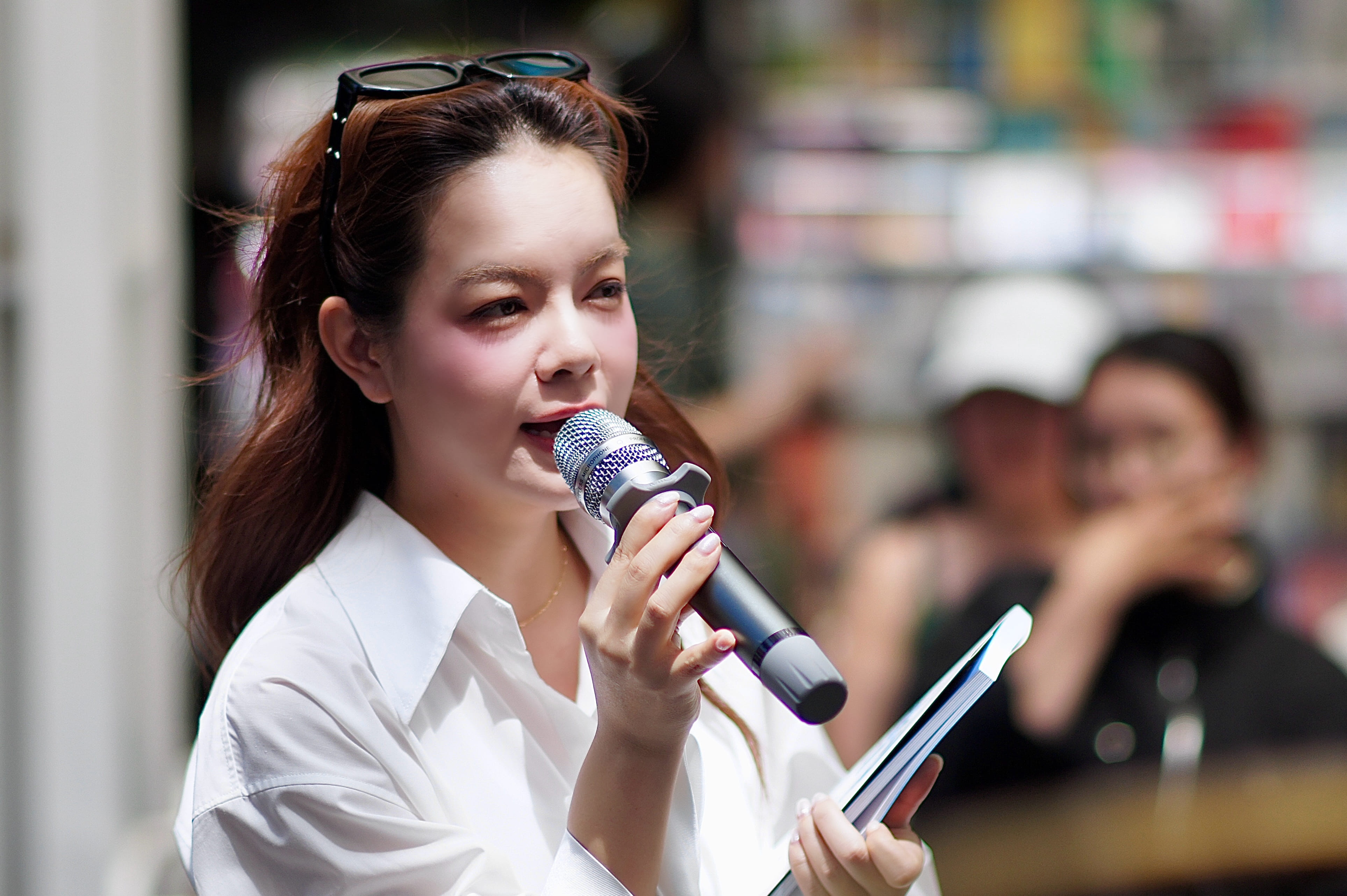 ‘Chi Dep’ Pham Quynh Anh mua 100 cuon sach gui tang doc gia hinh anh