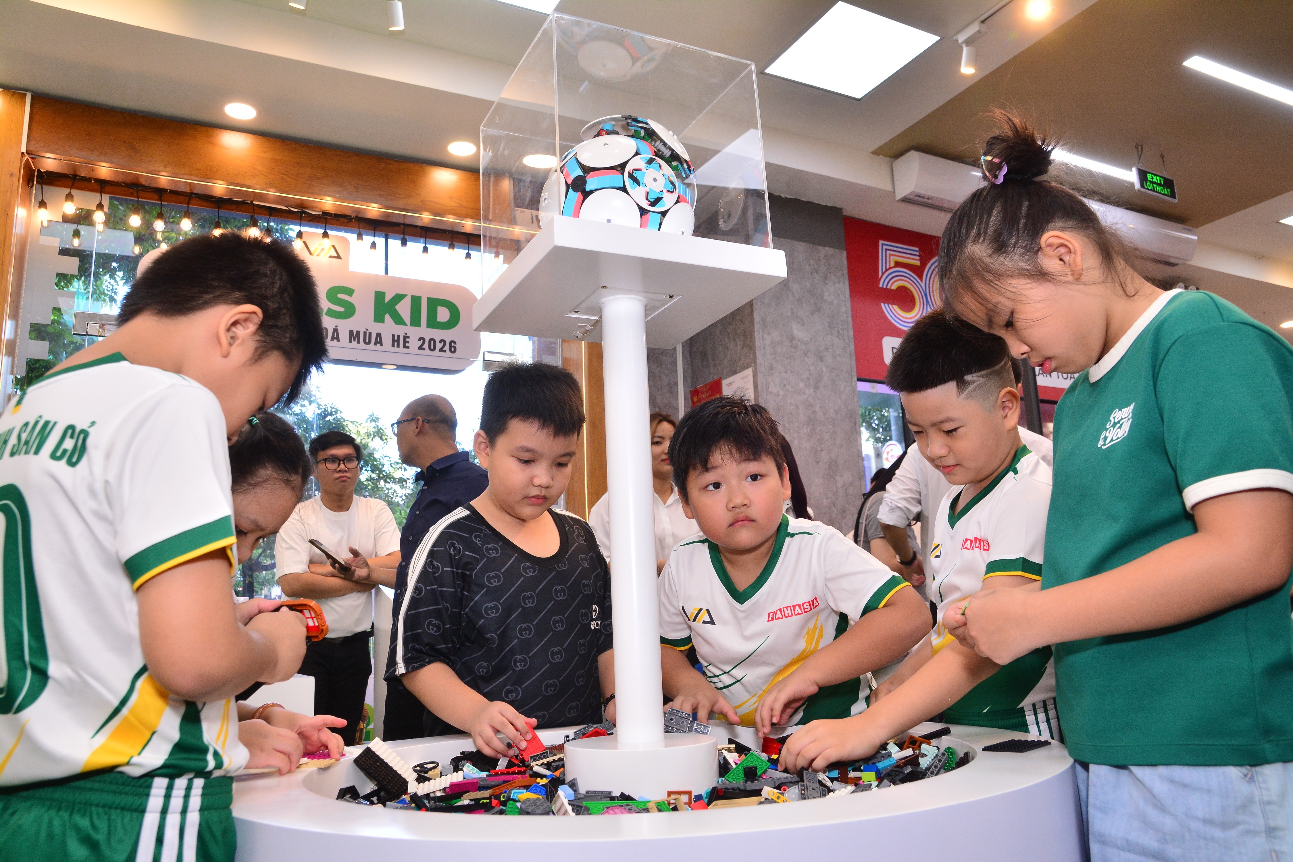 Nha sach hoa cung suc nong World Cup 2026 hinh anh