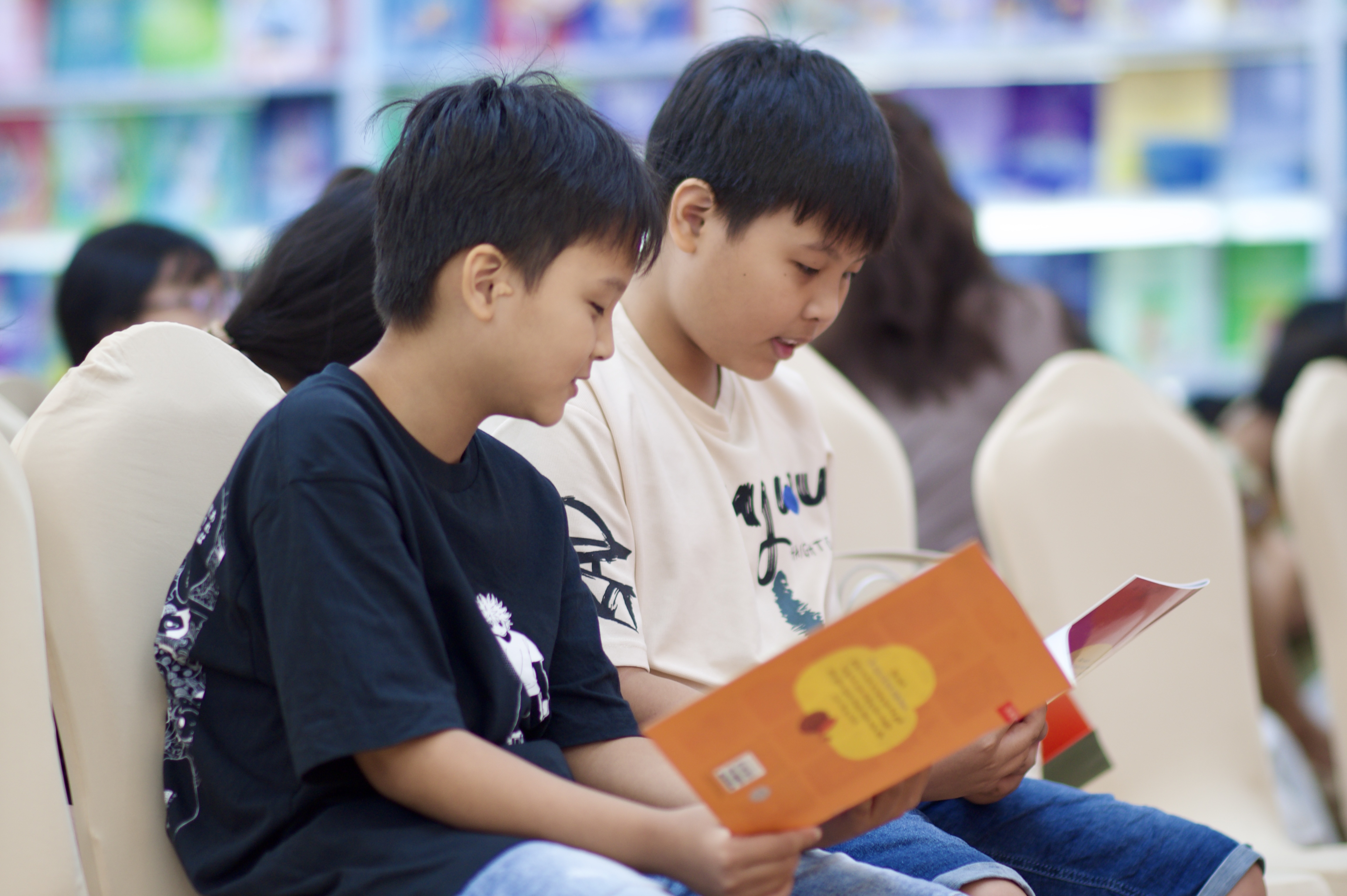 Cach tranh tinh trang 'toi ngay dung dien thoai' khi con nghi he hinh anh