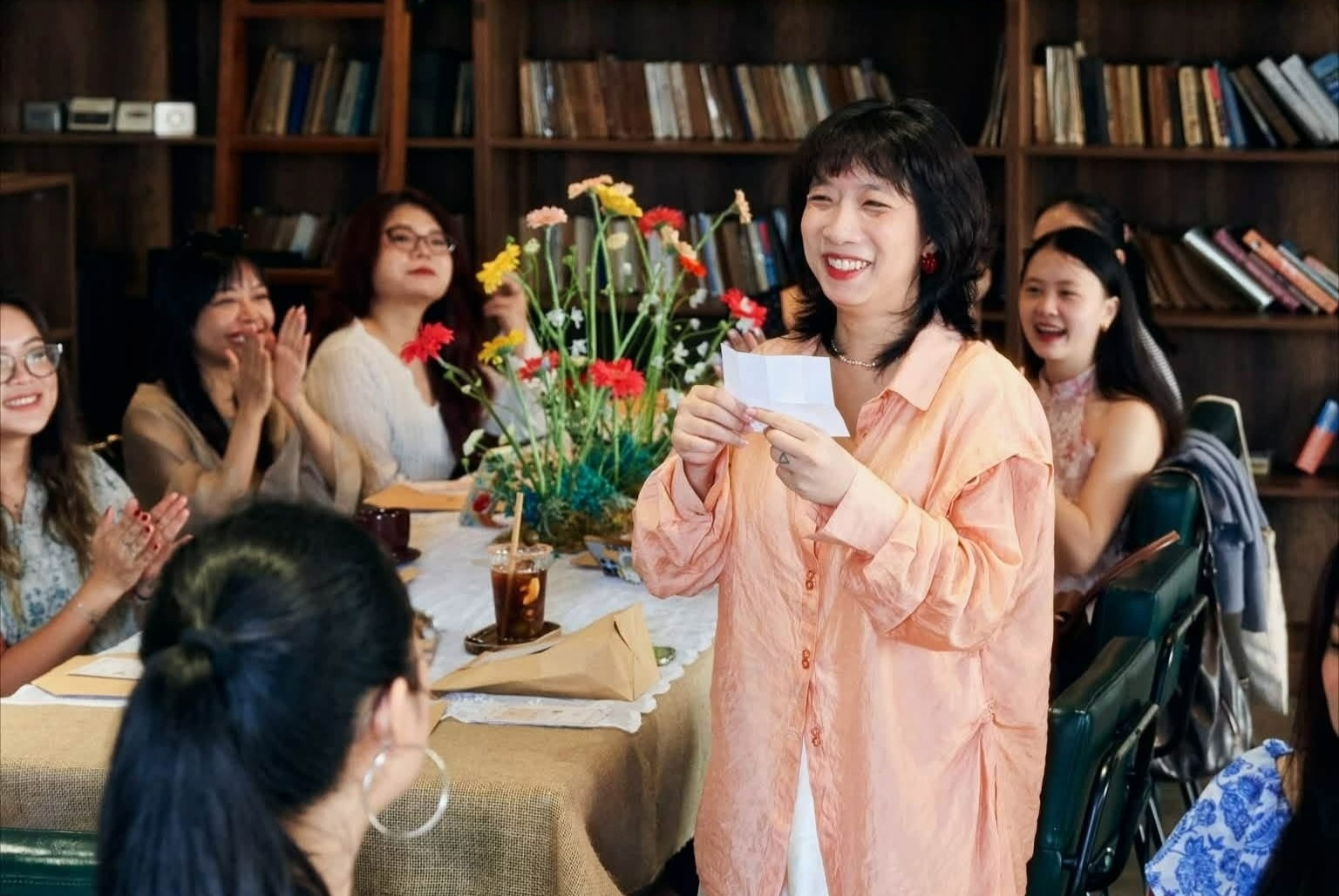 Rời điện thoại, bạn trẻ TP.HCM, Hà Nội tìm đến tiệc đọc sách im lặng