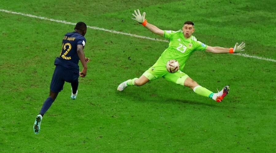 Emiliano Martinez trai long ve pha cuu thua hay nhat su nghiep hinh anh