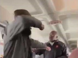 Hanh khach duoc khen ngoi vi khong che ke dinh dam tiep vien hinh anh