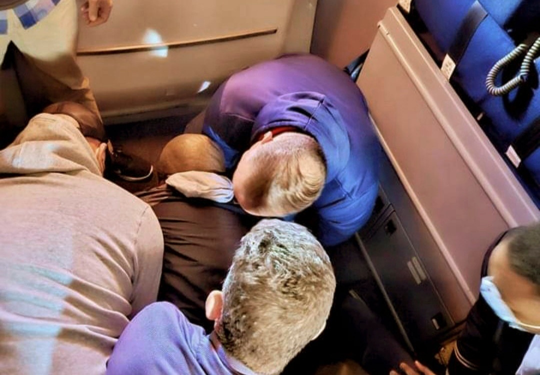 Hanh khach cuu may bay anh 2