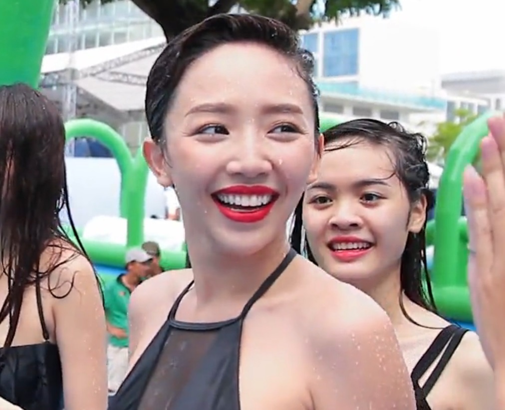 Toc Tien dien bikini quay het minh tai duong truot nuoc hinh anh