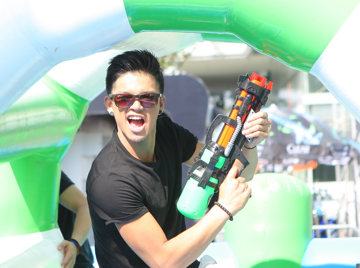 Trong Hieu quay cung fan trong le hoi truot nuoc mua he hinh anh