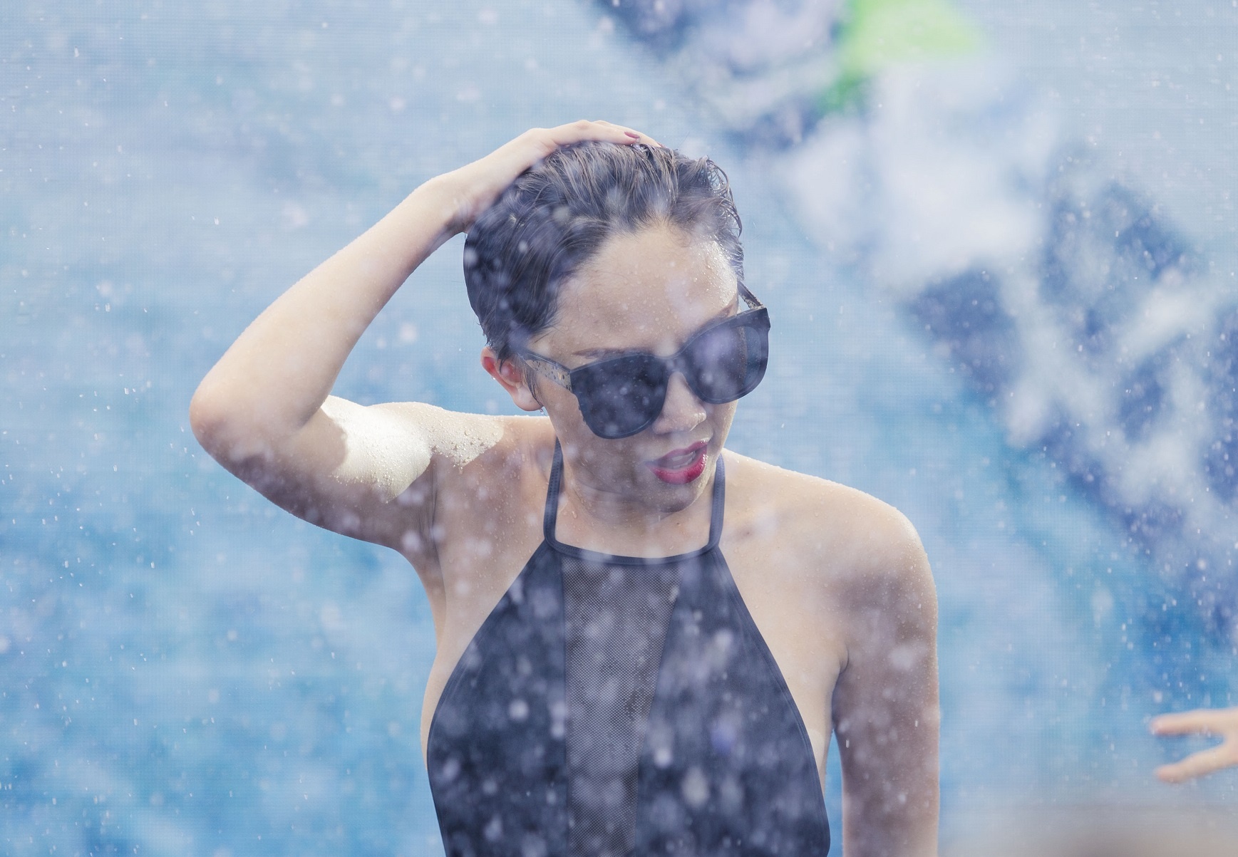 Toc Tien dien bikini len san khau ngoai troi hinh anh