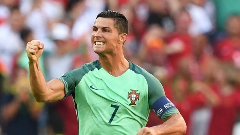 Lai ban ve Ronaldo: 'Em dep em co quyen' hinh anh