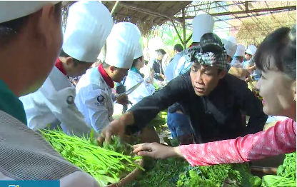 Chiec thia vang tai hien cho que giua long Sai Gon hinh anh