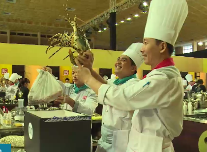 Cac doi thi hao hung mo hop den bi an hinh anh