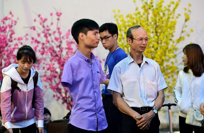 Nguoi cha co con tan tat xuc dong ve que an Tet hinh anh