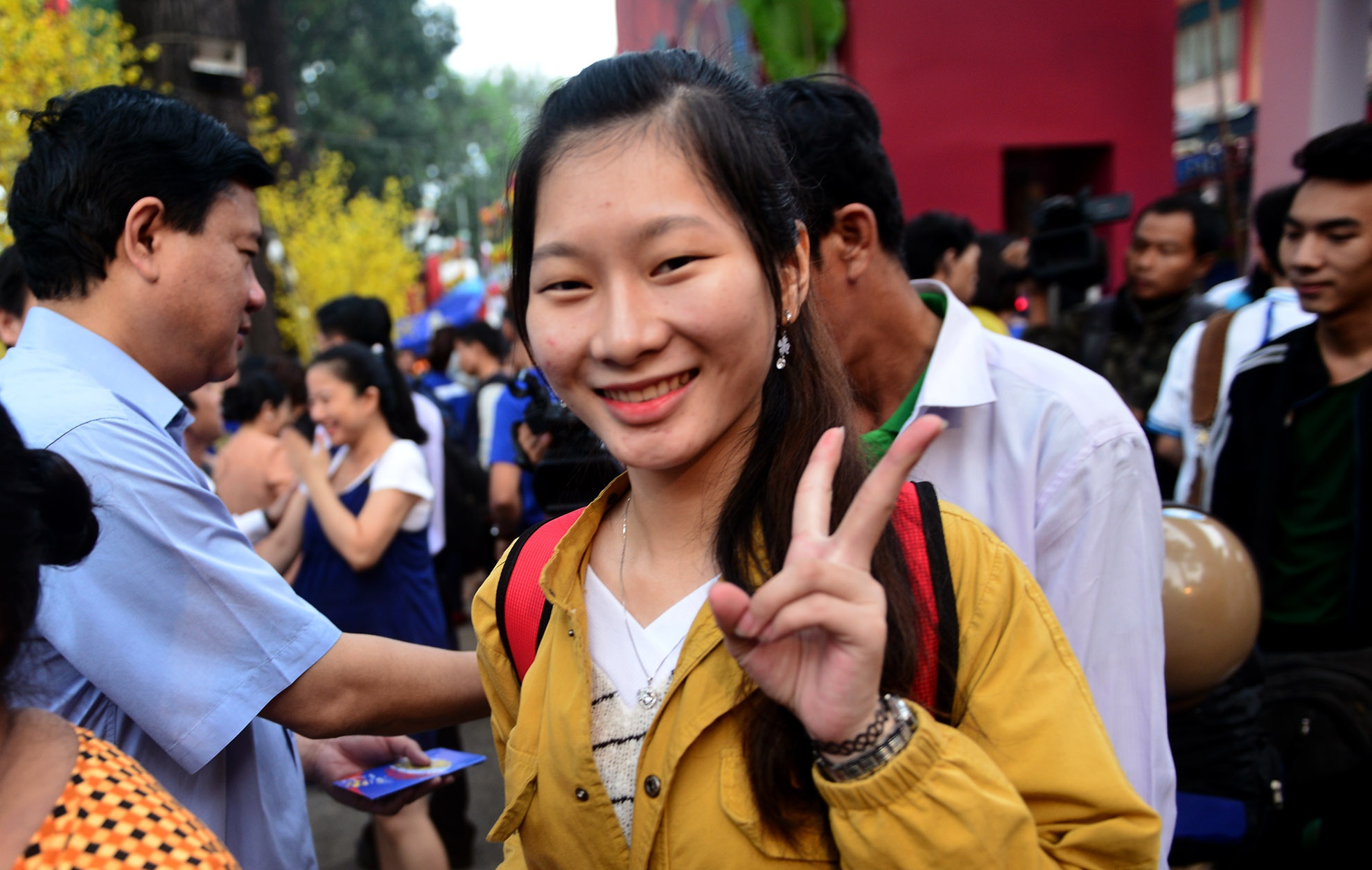 Sinh vien hao huc len 'chuyen xe mua xuan' hinh anh