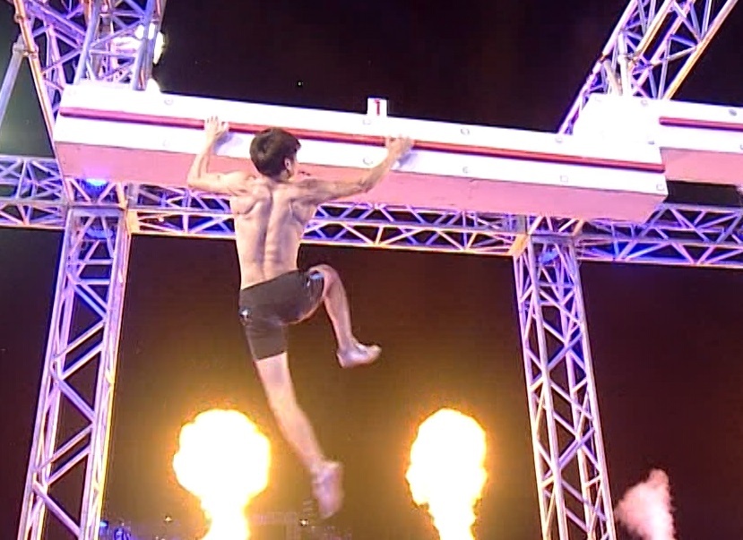 Le Van Thuc xac lap ky luc the gioi moi tai Sasuke Viet Nam hinh anh