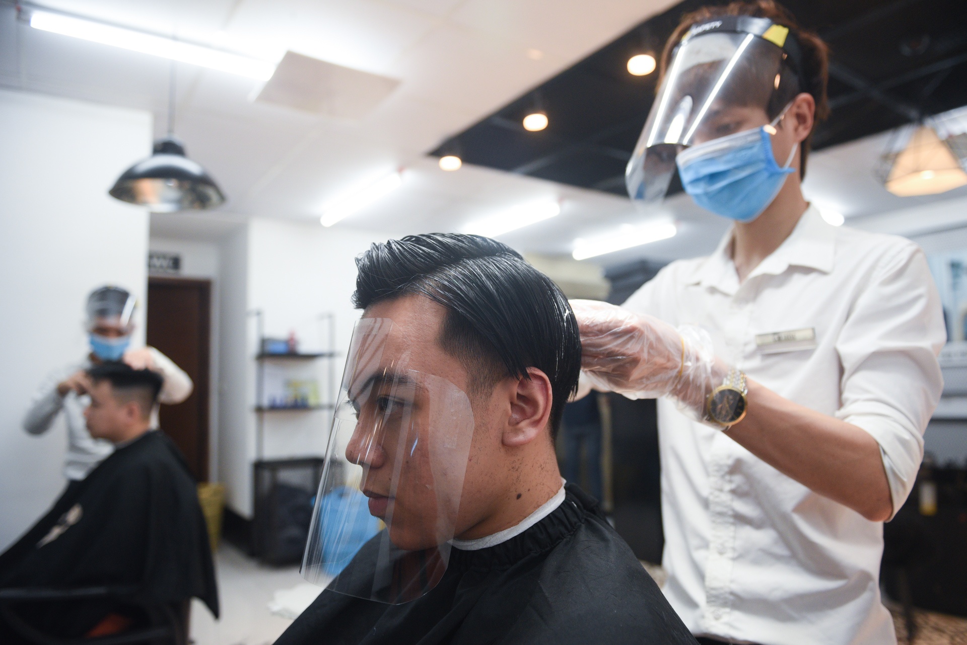 Video - Gioi tre trai nghiem cat toc sau chuoi ngay gian cach xa hoi hinh anh