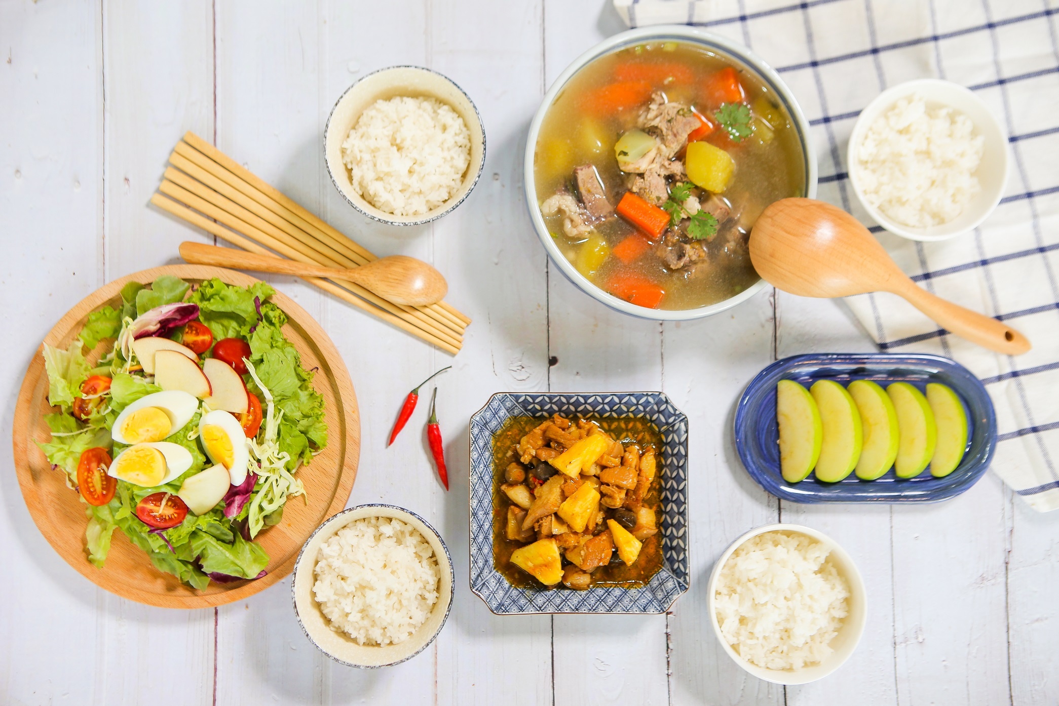 Tang de khang cho ca gia dinh voi mam com giau vitamin C hinh anh