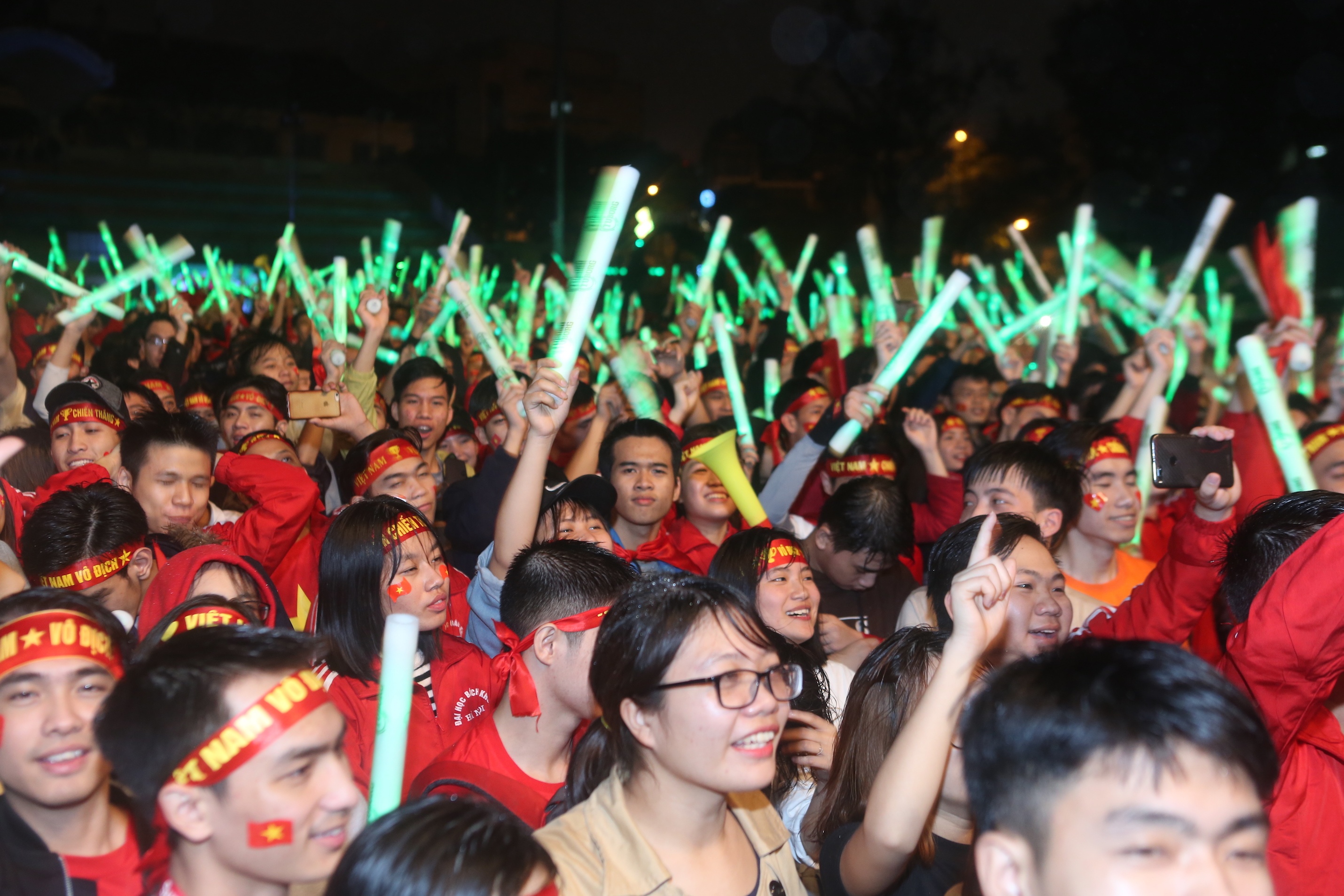 10.000 ban tre hoa vao khong khi soi dong cung Hoang Touliver, SlimV hinh anh
