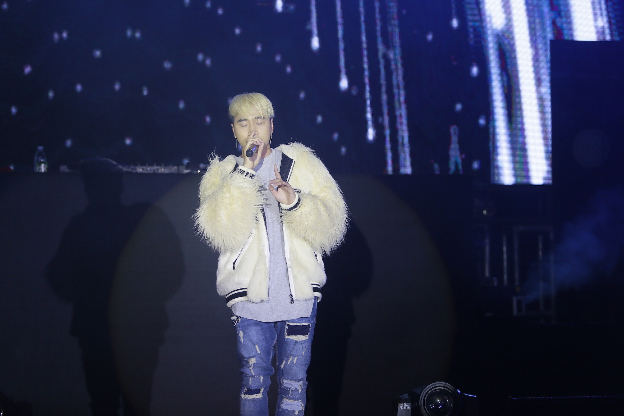 Karik - Orange mang den sieu hit 'Nguoi la oi' hinh anh