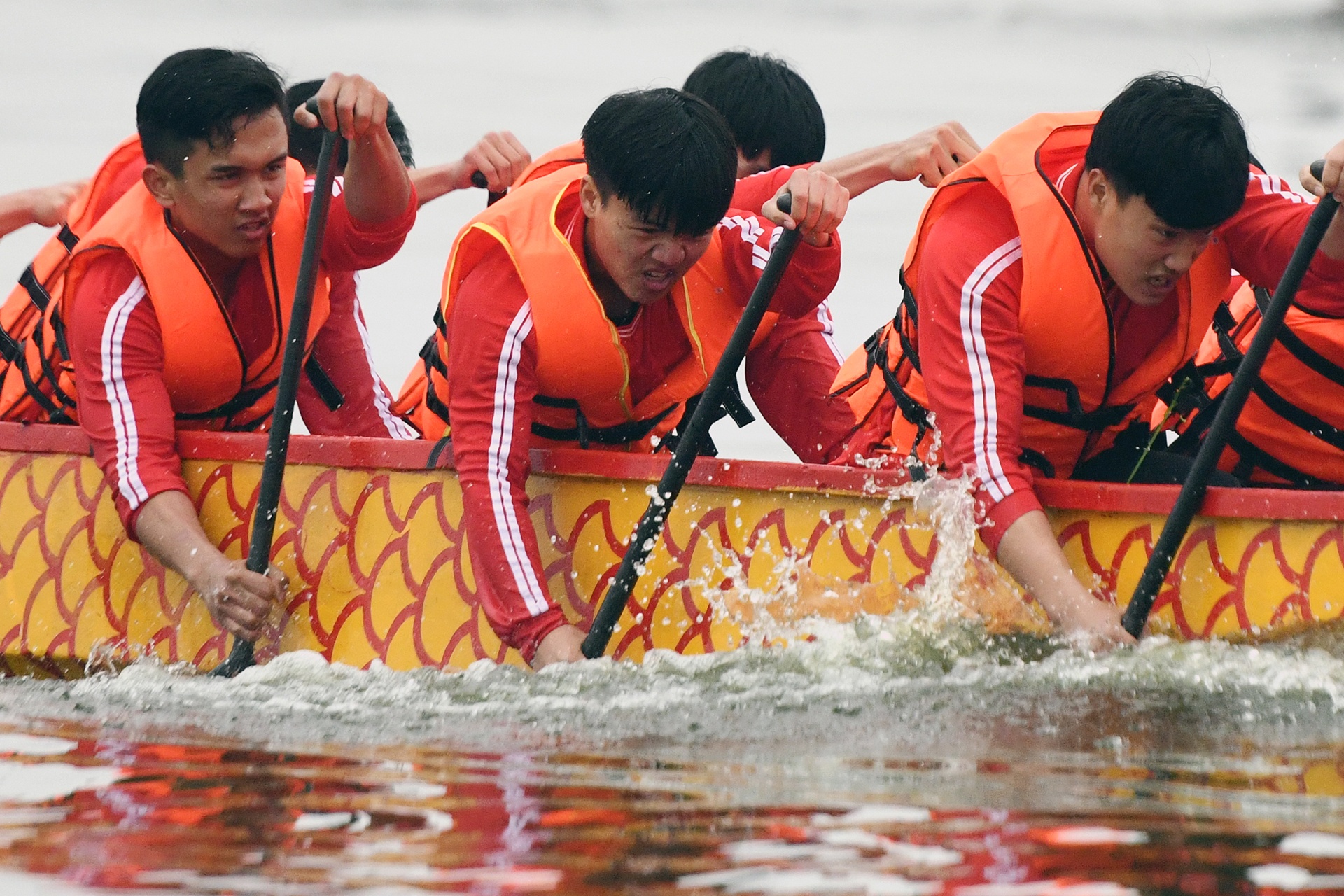 Hang nghin nguoi dan thu do hao huc tray hoi dua thuyen rong hinh anh