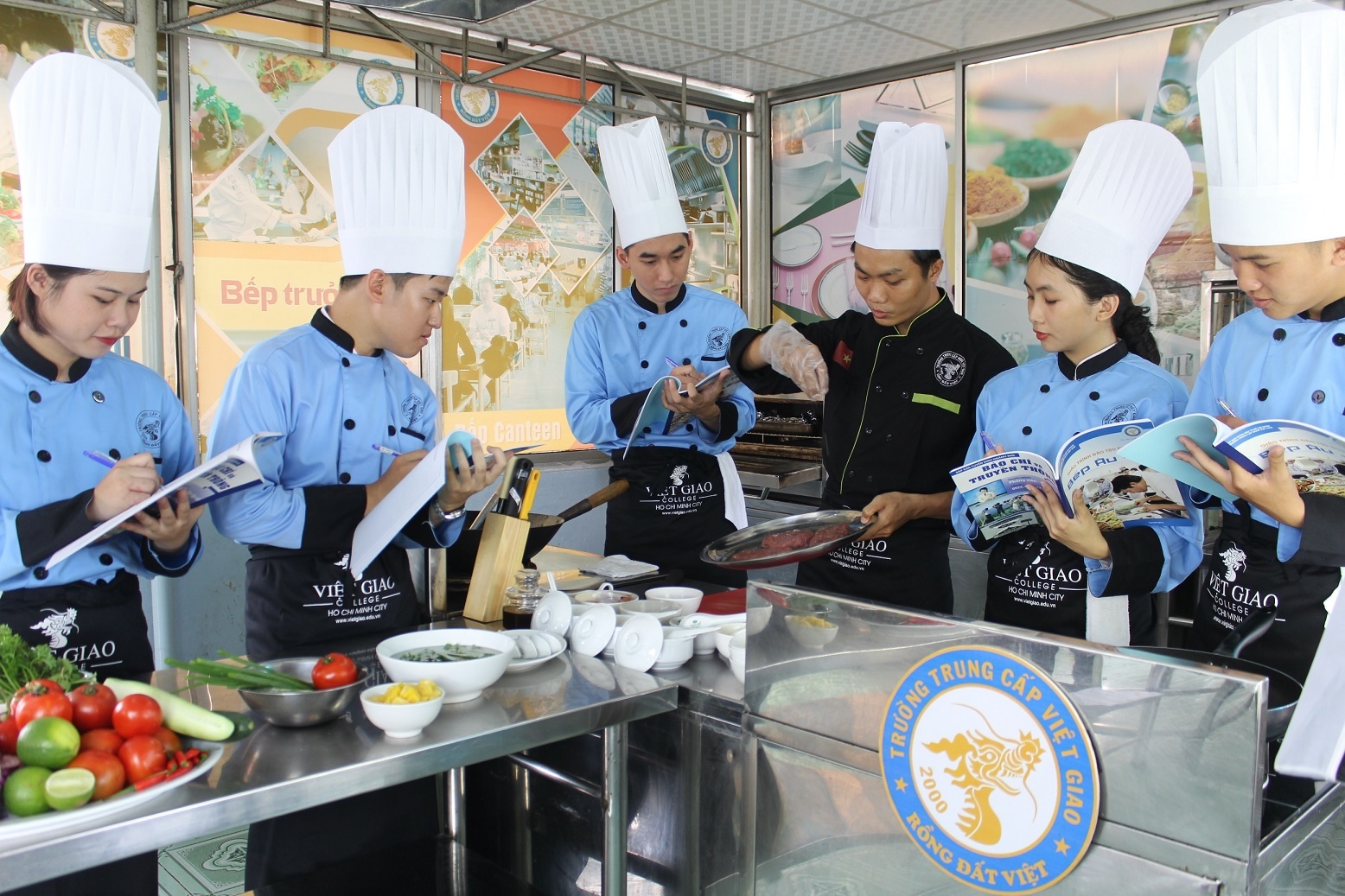 Truong trung cap Viet Giao anh 2