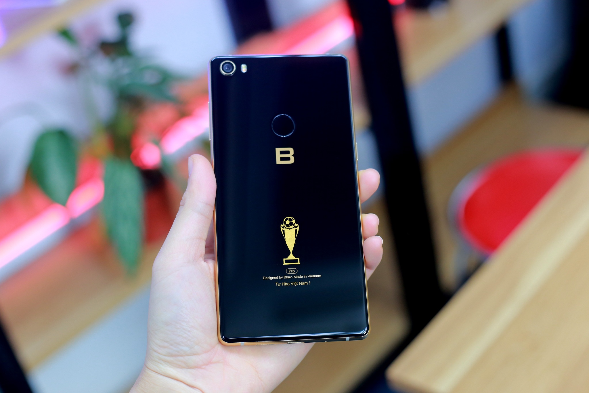 Bphone 3 ra phien ban dac biet 'Tu hao Viet Nam' hinh anh