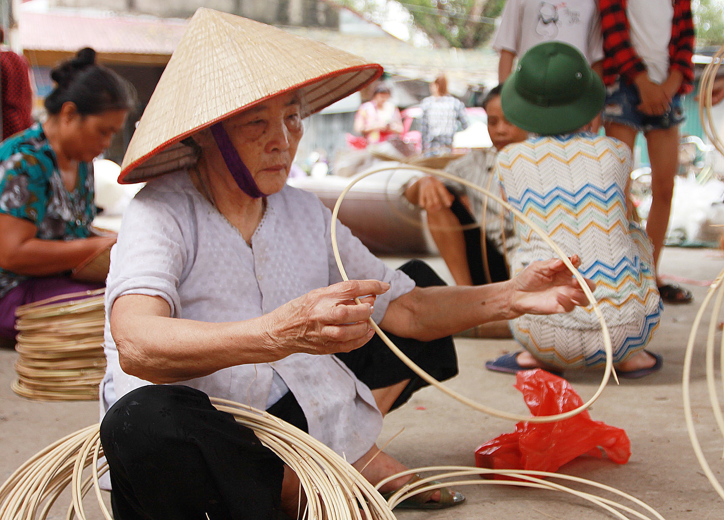 Mot som mua he ghe tham cho non lang Chuong hinh anh