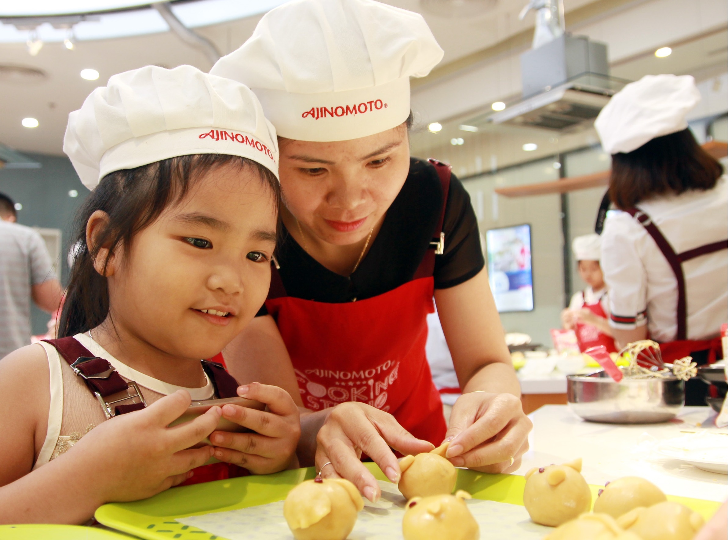 Gan ket tinh than tai lop hoc lam banh trung thu mien phi cho gia dinh hinh anh