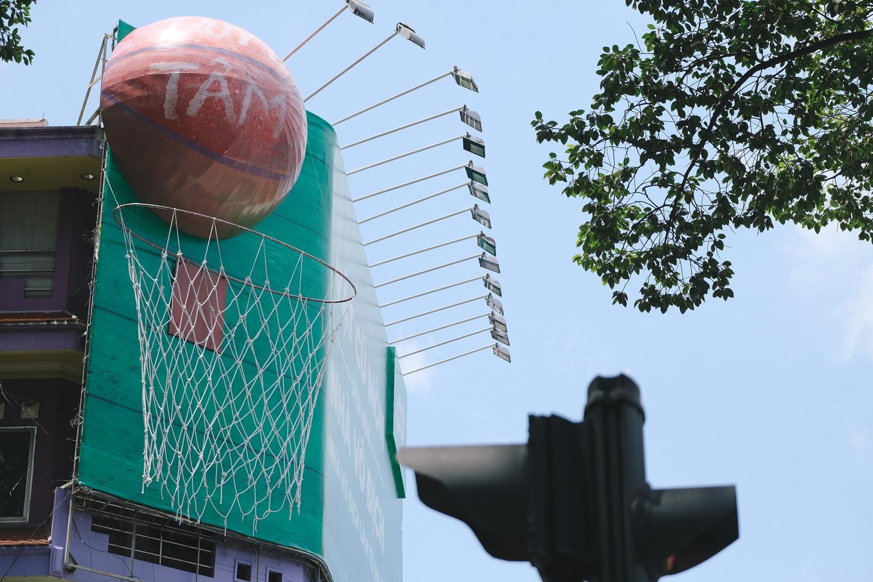 Duong pho khac la voi bien quang cao do vat cu mon, moi nguoi nghi gi? hinh anh