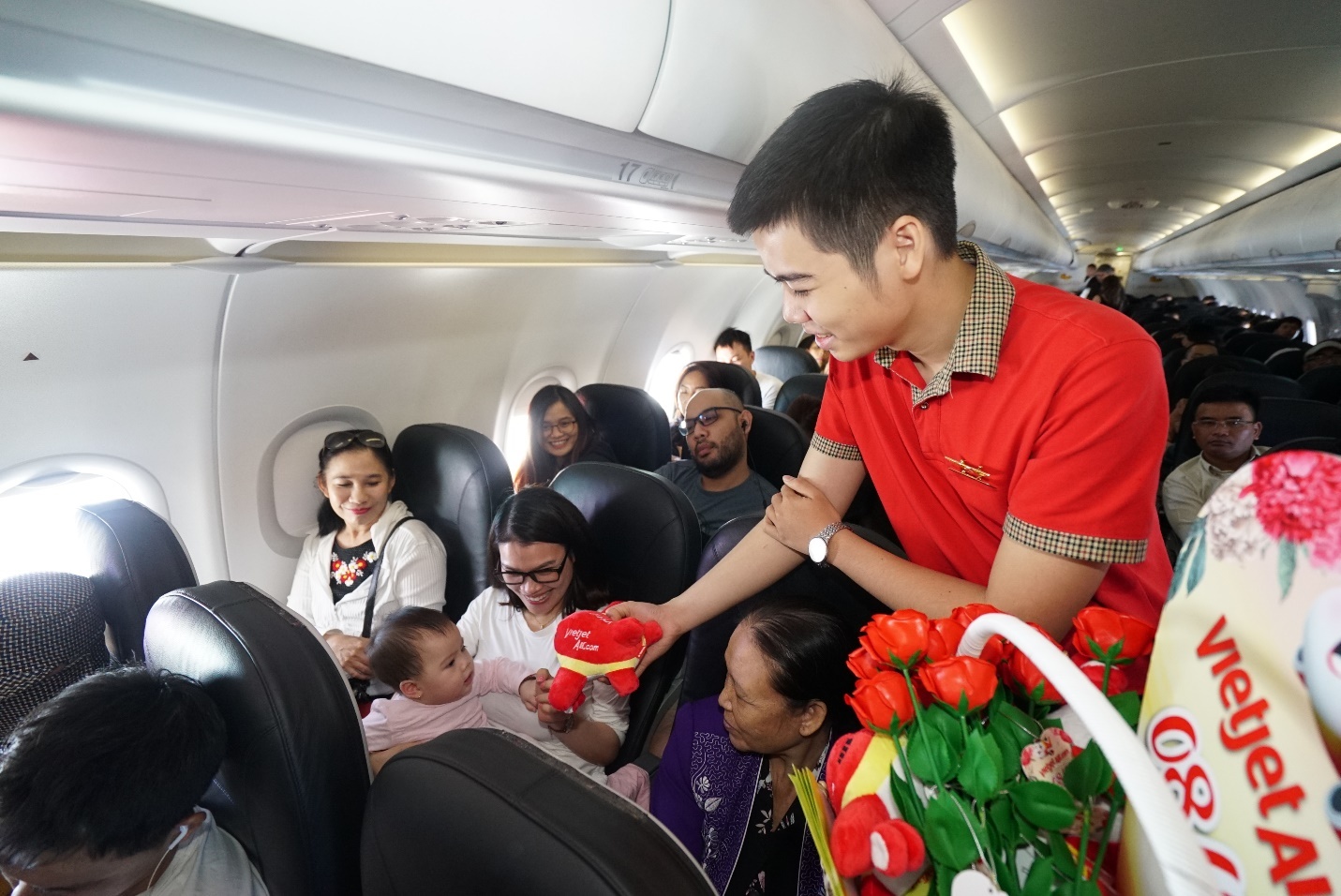 Vietjet ron rang nhac, hoa chuc mung mot nua the gioi hinh anh