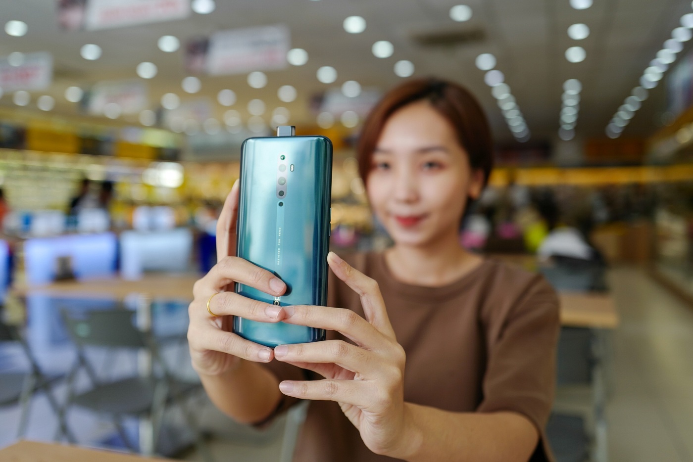 Oppo mo ban Reno2 va Reno2 F, tang tai nghe va loa Bluetooth hinh anh