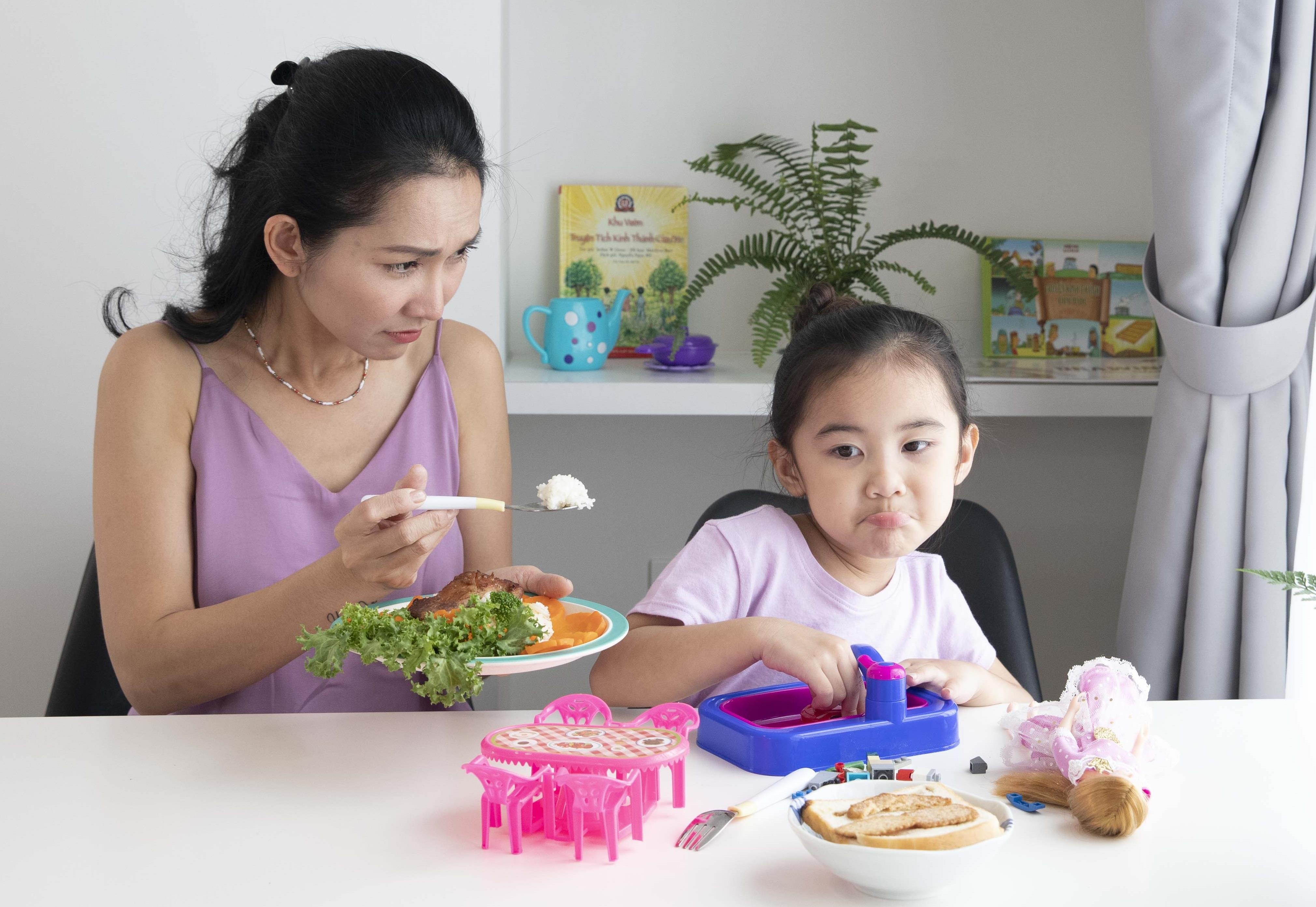 Video - Kim Hien tiet lo bi quyet giup con gai het bieng an hinh anh