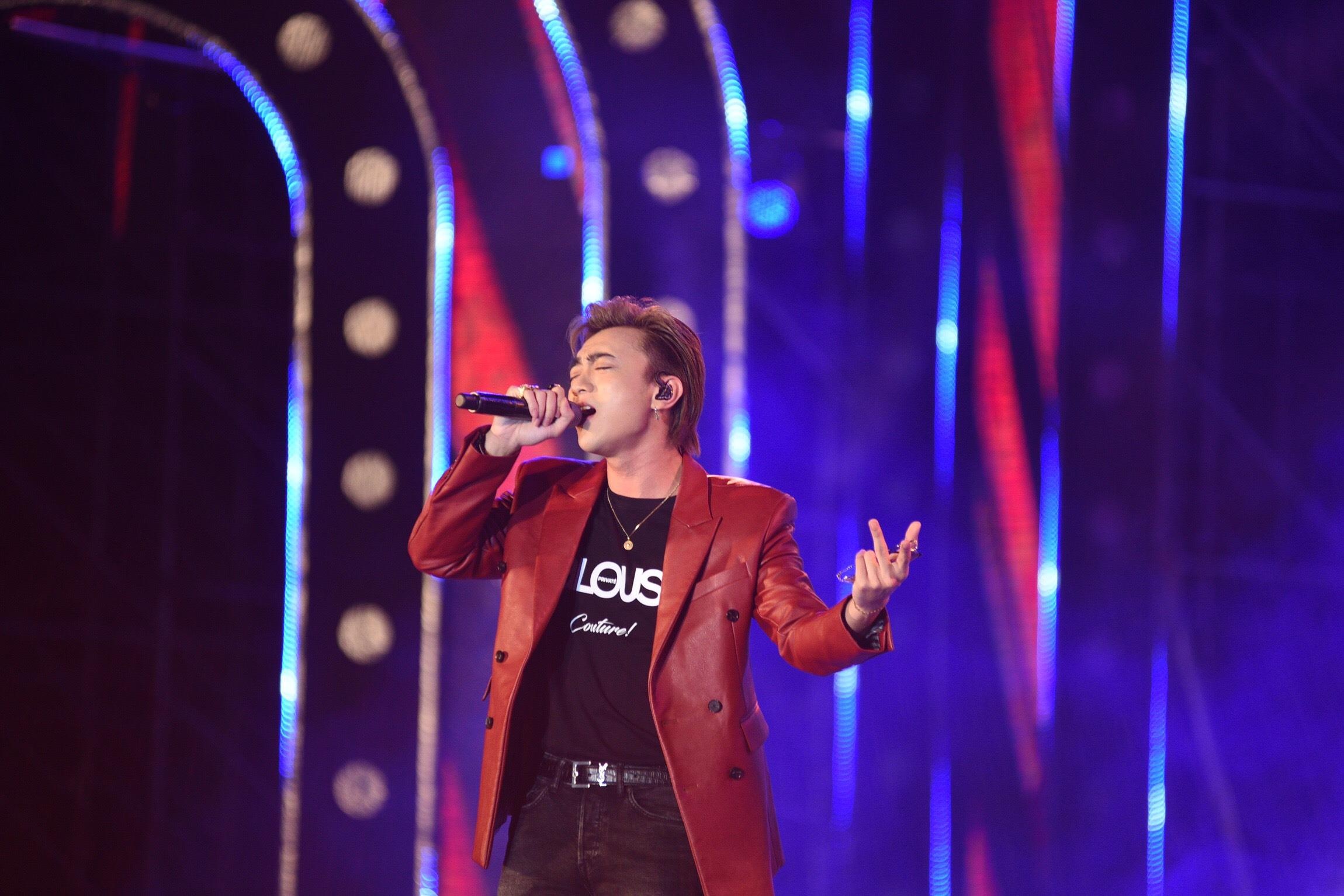 Soobin Hoang Son dai fan loat hit dinh dam, khoe vu dao dieu luyen hinh anh