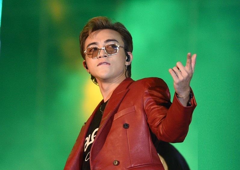 Soobin Hoang Son mang loat hit len san khau Lien hoan xiec Ha Long hinh anh