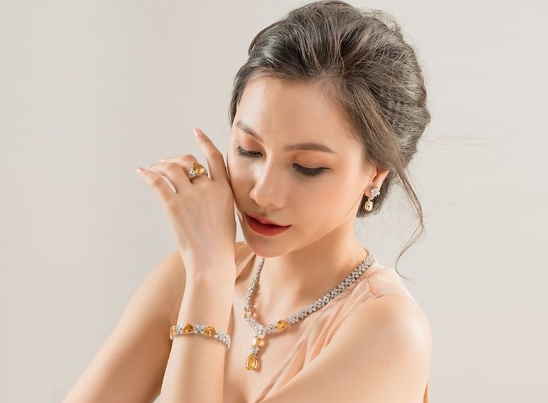 MC Minh Ha khoe ve quyen ru voi trang suc cao cap hinh anh