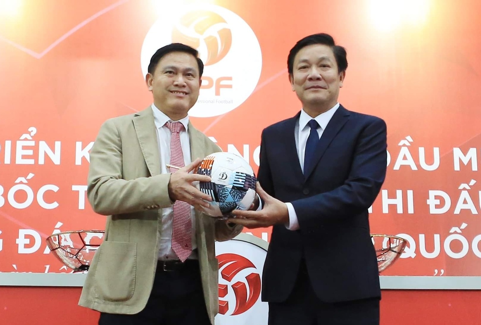 Bong Dong Luc duoc su dung o V.League trong 3 mua toi hinh anh