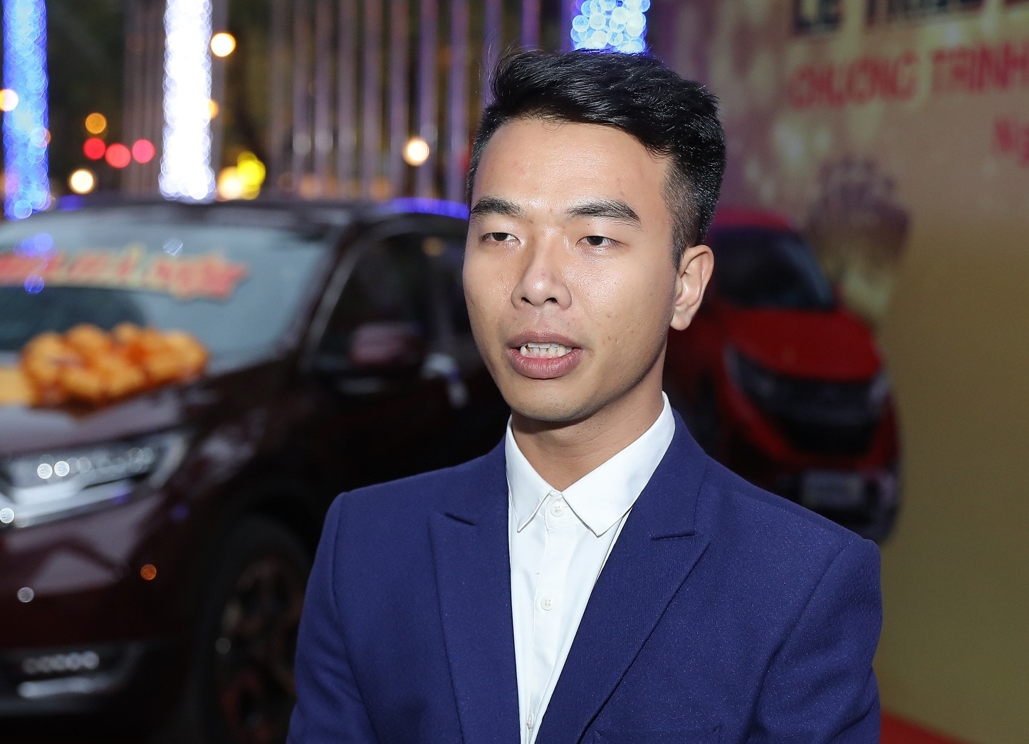 An mung con khoi om, anh tho cat toc trung oto tien ty hinh anh