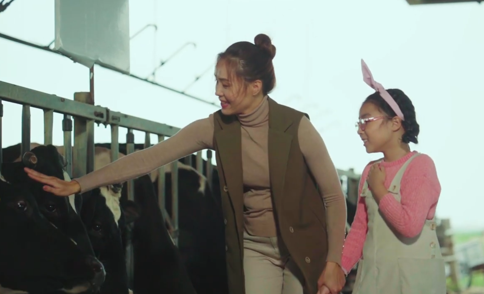 Video - Me con Hong Diem tai nong ho bo sua Co Gai Ha Lan hinh anh