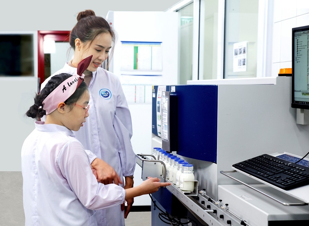 Video - Bai kiem tra do dam, beo, vat chat kho cua sua Co Gai Ha Lan hinh anh