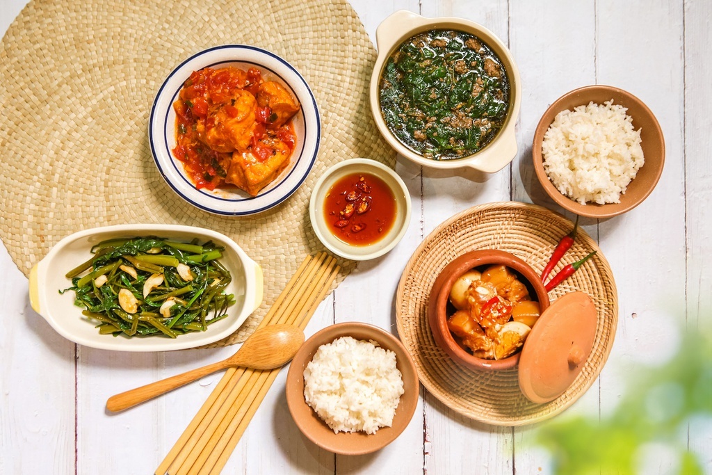 Hau gian cach xa hoi, com nha van la nhat hinh anh