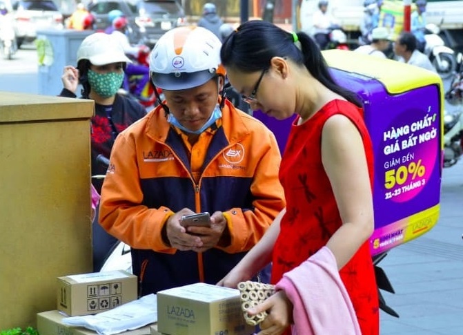 Shipper thoi dich - nen lo hay vui? hinh anh