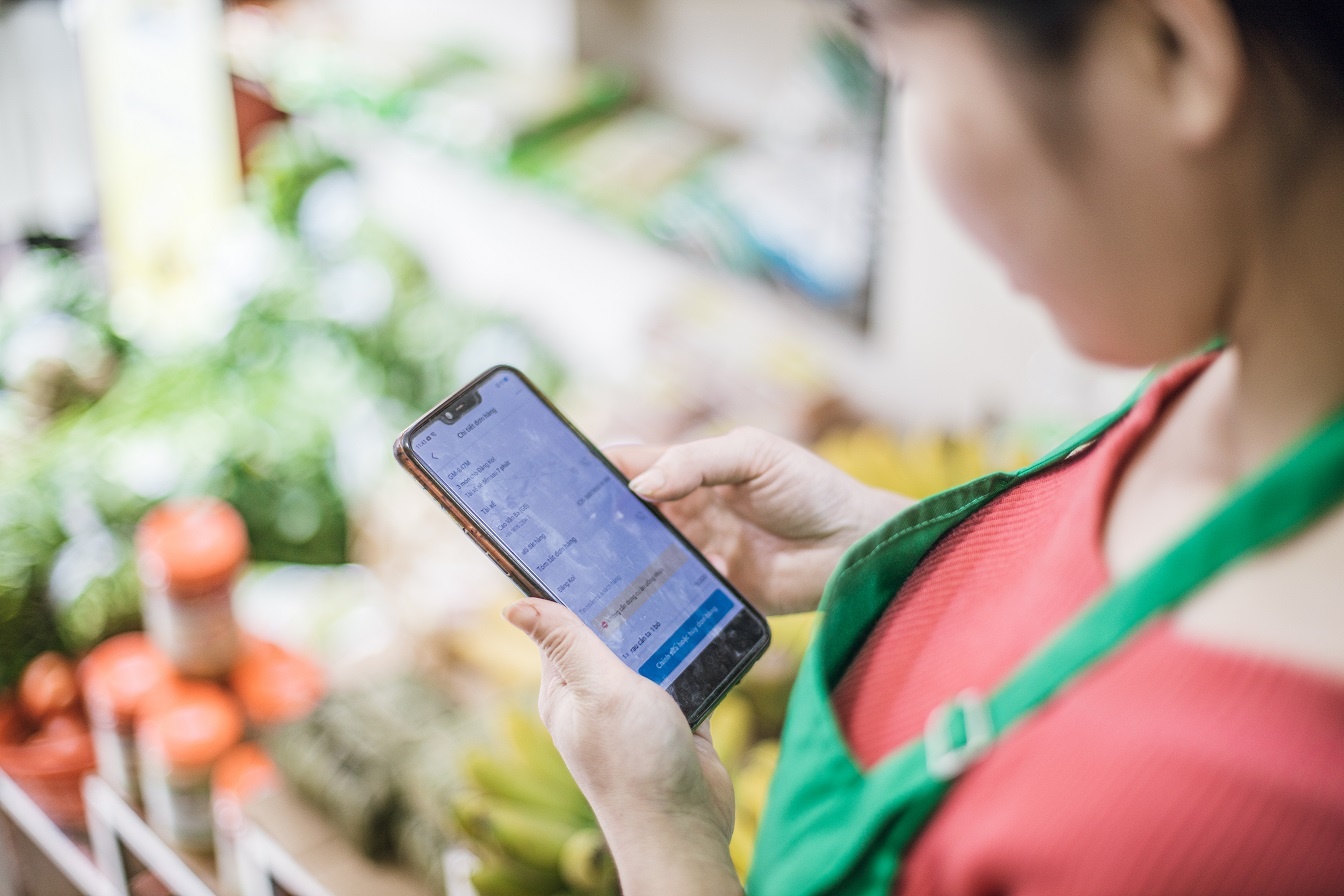 Ngai chen lan, nguoi tieu dung chon di cho Tet online hinh anh