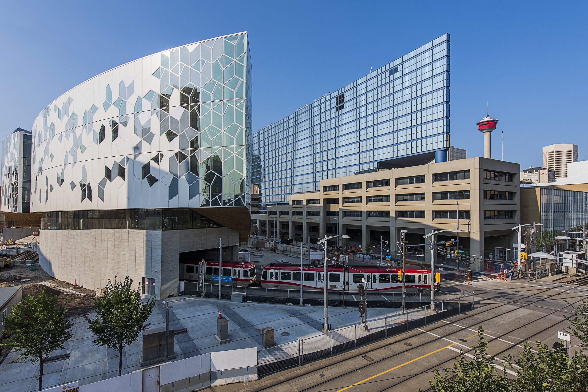 Thu vien co duong cho tau dien di qua tai Canada hinh anh