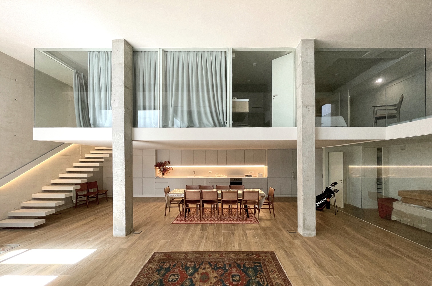 Ham ruou duoc cai tao thanh can ho be tong toi gian hinh anh