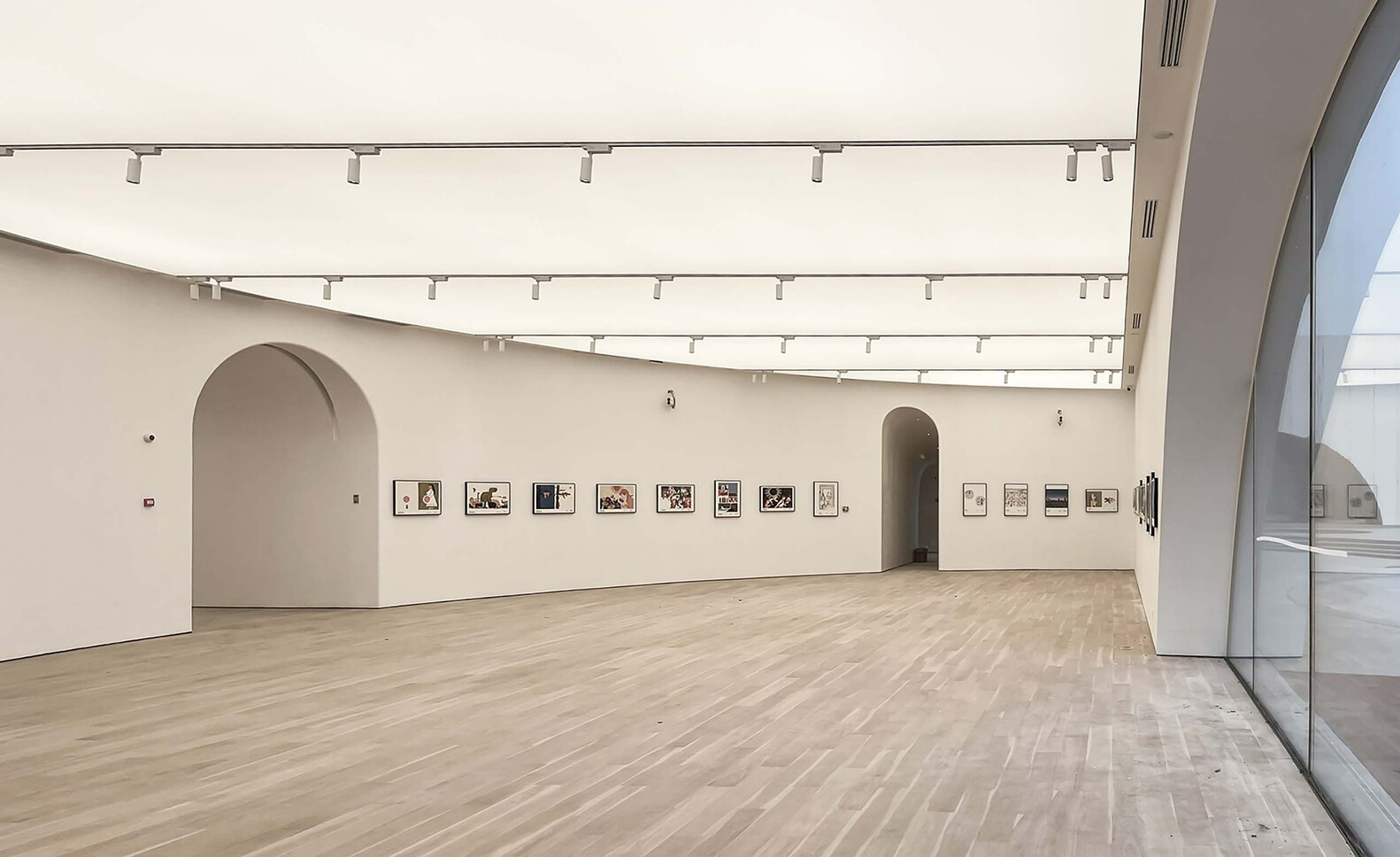 Trung tam trien lam anh 8