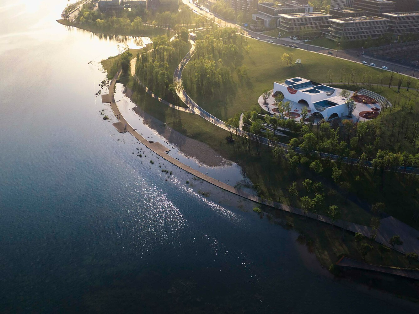 Trung tam trien lam anh 6