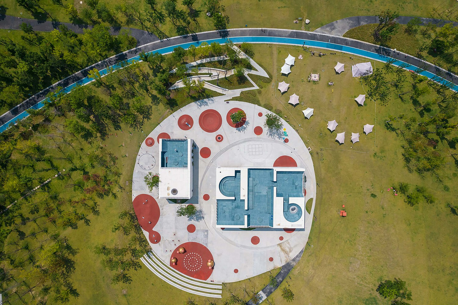 Trung tam trien lam anh 9