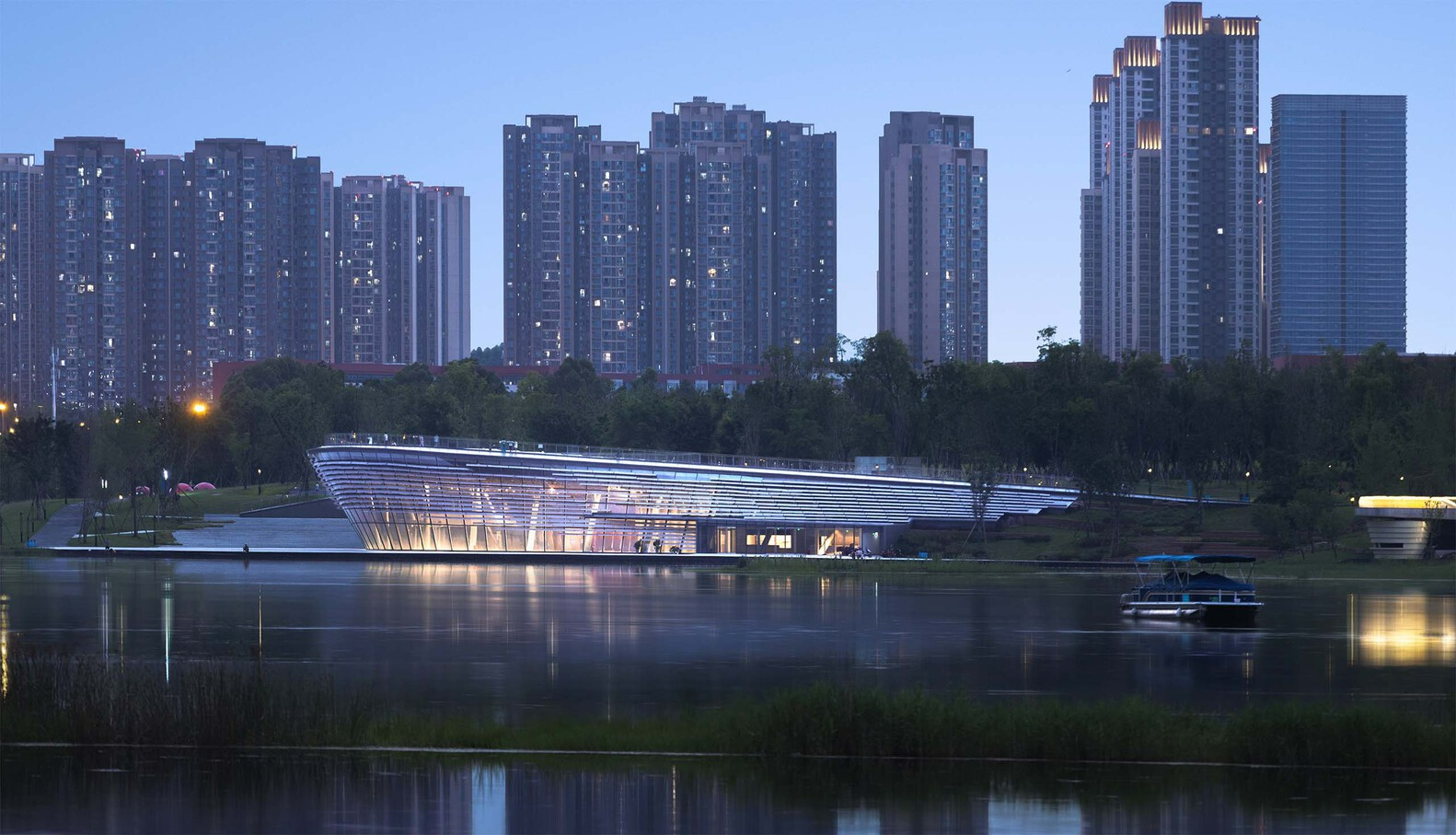 Toa nha nhu ngoi len tu mat ho yen a o Trung Quoc hinh anh