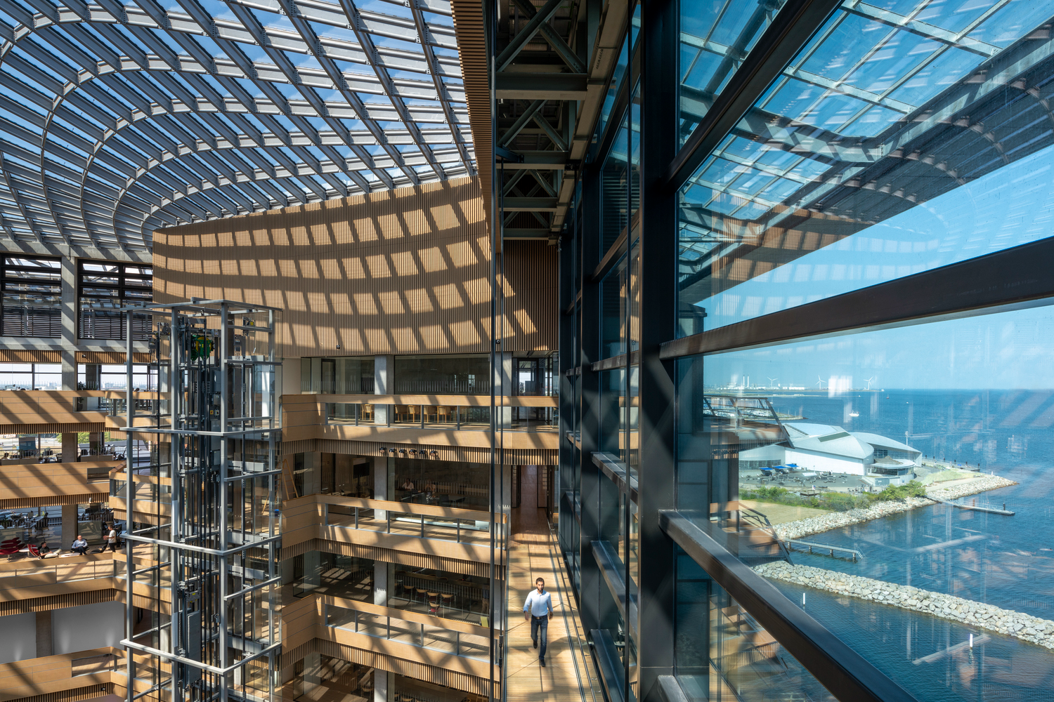 Toa van phong hinh thap nguoc ben bo bien o Dan Mach hinh anh